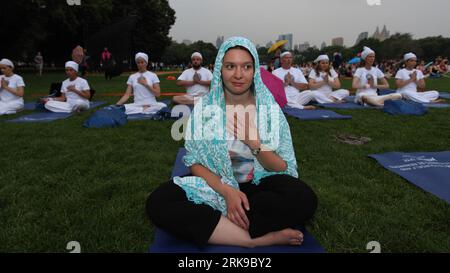 Bildnummer: 54164336 Datum: 22.06.2010 Copyright: imago/Xinhua (100623) -- NEW YORK, 23 giugno 2010 (Xinhua) -- appassionati di yoga praticano yoga durante un evento di yoga di massa al Central Park di New York 22 giugno 2010. Un downpour ha tagliato l'attività ma non l'entusiasmo di migliaia di venire all'evento. (Xinhua/Wu Kaixiang) (zhs) (3)U.S.-NEW YORK-YOGA PUBLICATIONxNOTxINxCHN Gesellschaft Kultur kbdig xdp premiumd xint 2010 quer Masse fitness Körperkultur Körperkult Bildnummer 54164336 Data 22 06 2010 Copyright Imago XINHUA New York 23 giugno 2010 XINHUA Yoga enthusiast pratica Yoga durante un Foto Stock