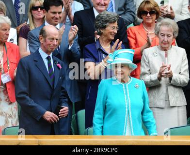 LONDRA, 24 giugno 2010 (Xinhua) -- la Regina Elisabetta II e il Principe Edoardo, Duca di Kent (entrambi davanti) arrivano al Royal Box of the Centre Court of All England Club dove si terrà il torneo di Wimbledon 2010, a Londra, in Gran Bretagna, il 24 giugno 2010. È la prima volta che la Regina visita l'All England Club in 33 anni. (Xinhua/Zeng Yi)(dl) BRITAIN-LONDON-TENNIS-WIMBLEDON OPEN-QUEEN PUBLICATIONxNOTxINxCHN Londra 24 giugno 2010 XINHUA la Regina Elisabetta II e il Principe Edoardo Duca di Kent entrambi i fronti arrivano AL Royal Box del Centre Court of All England Club dove il 2010 Wimbled Foto Stock