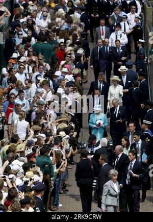 Bildnummer: 54168866 Datum: 24.06.2010 Copyright: imago/Xinhua LONDON, 24 giugno 2010 (Xinhua) - la regina Elisabetta II (cappotto ciano) e suo marito il principe Filippo arrivano all'All England Club dove si tiene il Wimbledon Championships 2010, a Londra, in Gran Bretagna, 24 giugno 2010. È la prima volta che la Regina visita l'All England Club in 33 anni. (Xinhua/Tang Shi)(dl) BRITAIN-LONDON-TENNIS-WIMBLEDON OPEN-QUEEN PUBLICATIONxNOTxINxCHN People Adel Königshaus premiumd xint kbdig xkg 2010 hoch o0 Tennis, totale, Mann, Frau, Ehefrau, Familie Bildnummer 54168866 Data 24 06 2010 Copyright I. Foto Stock