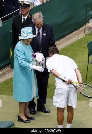 Bildnummer: 54168865  Datum: 24.06.2010  Copyright: imago/Xinhua LONDON, June 24, 2010 (Xinhua) -- The Queen Elizabeth II is greeted by a player at All England Club where the 2010 Wimbledon Championships is being held, in London, Britain, June 24, 2010. It is the first time for the Queen to visit the All England Club in 33 years. (Xinhua/Tang Shi)(dl) BRITAIN-LONDON-TENNIS-WIMBLEDON OPEN-QUEEN PUBLICATIONxNOTxINxCHN People Adel Königshaus premiumd xint kbdig xkg 2010 hoch o0 Tennis    Bildnummer 54168865 Date 24 06 2010 Copyright Imago XINHUA London June 24 2010 XINHUA The Queen Elizabeth II I Stock Photo