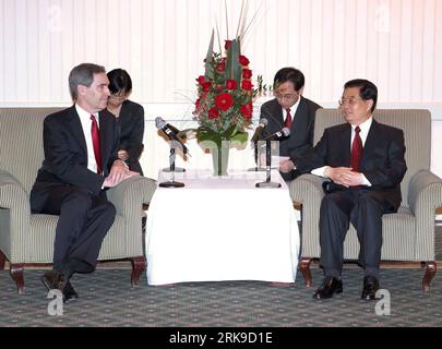 Bildnummer: 54169553 Datum: 24.06.2010 Copyright: imago/Xinhua (100624) -- OTTAWA, 24 giugno 2010 (Xinhua) -- il presidente cinese in visita Hu Jintao (R, fronte) incontra il leader liberale dell'opposizione canadese Michael Ignatieff, a Ottawa, Canada, 24 giugno 2010. (Xinhua/ma Zhancheng)(hdt) (2)CANADA-OTTAWA-CINA-HU JINTAO-MICHAEL IGNATIEFF-MEETING PUBLICATIONxNOTxINxCHN Politik people kbdig xub 2010 quer Bildnummer 54169553 Data 24 06 2010 Copyright Imago XINHUA Ottawa 24 giugno 2010 XINHUA visita del presidente cinese HU Jintao r Front incontra il leader liberale dell'opposizione canadese Michael Ignatief Foto Stock