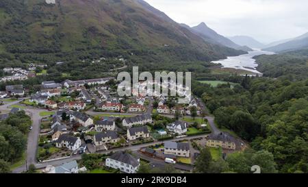 Il villaggio scozzese di Kinlochleven visto dal punto di vista dei droni. Sullo sfondo si può vedere il Loch Leven (Lago Leven), fiancheggiato dalla Mam Foto Stock