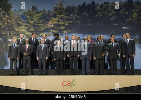 Bildnummer: 54176763  Datum: 25.06.2010  Copyright: imago/Xinhua (100625) -- HUNTSVILLE, June 25, 2010 (Xinhua) -- G8 leaders and outreach nations gather for a group photo at the G8 Summit at Deerhurst Resort in Huntsville, Ontario, June 25, 2010. Pictured top row, left to right: European Union Council President Herman Van Rompuy, British Prime Minister David Cameron, Jamaican Prime Minister Bruce Golding, Nigerian President Goodluck Jonathan, South Africa President Jacob Zuma, Ethiopian Prime Minister Meles Zenawi, German Chancellor Angela Merkel, Italian Prime Minister Silvio Berlusconi, Jap Stock Photo