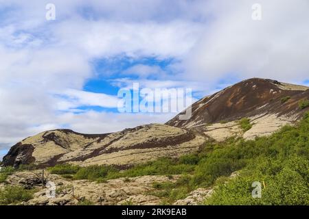 Paesaggio vulcanico irreale in Islanda con le scogliere fumanti sul vulcano Grabok Foto Stock