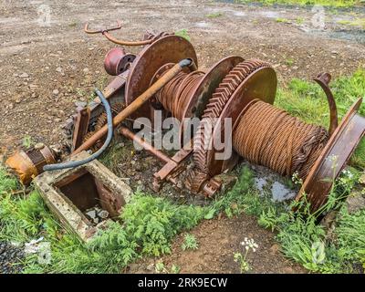 Un trattore abbandonato molto tempo fa e completamente coperto di Rust. Foto Stock