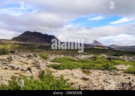 Paesaggio vulcanico irreale in Islanda con le scogliere fumanti sul vulcano Grabok Foto Stock