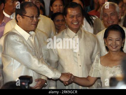 Bildnummer: 54191747 Datum: 30.06.2010 Copyright: imago/Xinhua (100630) -- MANILA, 30 giugno 2010 (Xinhua) -- Benigno Aquino III (L, fronte) stringe la mano al presidente uscente Gloria Macapagal-Arroyo al Palazzo Malacanan, a Manila, Filippine, il 30 giugno 2010. Mercoledì Benigno Aquino III ha prestato giuramento come quindicesimo presidente filippino presso la tribuna Quirino di Manila davanti a migliaia di filippini. (Xinhua/NPPA IMAGES)(axy) (10)FILIPPINE-MANILA-INAUGURAZIONE PUBLICATIONxNOTxINxCHN People Politik kbdig xsk 2010 quer premiumd xint o0 Amtsübernahme Bildnummer Foto Stock