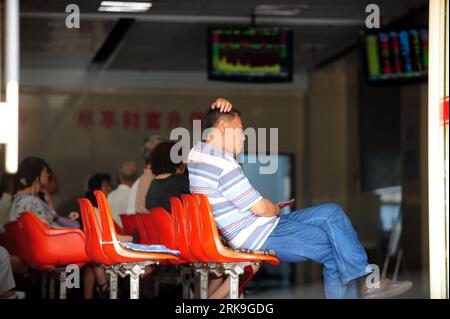 Bildnummer: 54193580 Datum: 30.06.2010 Copyright: imago/Xinhua SHENYANG, 30 giugno 2010 (Xinhua) -- gli investitori guardano i prezzi delle azioni in una borsa di Shenyang, capitale della provincia di Liaoning della Cina nordorientale, 30 giugno 2010. Le azioni cinesi sono diminuite per il sesto giorno di negoziazione consecutivo mercoledì dopo essere crollate a un minimo di 14 mesi martedì. L'indice composito di Shanghai è sceso di 28,68 punti, o del 1,18%, a 2.398,37 punti. L'indice dei componenti di Shenzhen ha perso il 1,28%, o 121,97 punti, per chiudere a 9.386,94 punti. (Xinhua/Zhang Wenkui) (wyo) CINA-STOCK-DOWN TREND (CN) PUBLICATIONxNOT Foto Stock