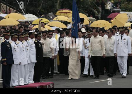 Bildnummer: 54191739 Datum: 30.06.2010 Copyright: imago/Xinhua (100630) -- MANILA, 30 giugno 2010 (Xinhua) -- il presidente eletto delle Filippine Benigno Aquino III e il presidente uscente Gloria Macapagal Arroyo arrivano alla tribuna del Quirino per la cerimonia di inaugurazione a Manila, nelle Filippine, il 30 giugno 2010. Mercoledì Benigno Aquino III ha prestato giuramento come quindicesimo presidente filippino presso la tribuna Quirino di Manila davanti a migliaia di filippini. (Xinhua/Jon Fabrigar)(axy) (2)FILIPPINE-MANILA-INAUGURAZIONE PUBLICATIONxNOTxINxCHN People Politik kbdig xsk 2010 quer premiumd xint o0 am Foto Stock