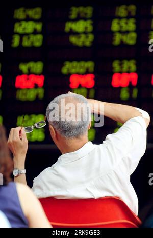 Bildnummer: 54193581  Datum: 30.06.2010  Copyright: imago/Xinhua SHENYANG, June 30, 2010 (Xinhua) -- Investors look at share prices at a stock exchange in Shenyang, capital of northeast China s Liaoning Province, June 30, 2010. Chinese shares declined for the sixth straight trading day Wednesday after plummeting to a 14-month low Tuesday. The Shanghai Composite Index was down 28.68 points, or 1.18 percent, at 2,398.37 points. The Shenzhen Component Index lost 1.28 percent, or 121.97 points, to close at 9,386.94 points. (Xinhua/Zhang Wenkui) (wyo) CHINA-STOCK-DOWNWARD TREND (CN) PUBLICATIONxNOT Stock Photo