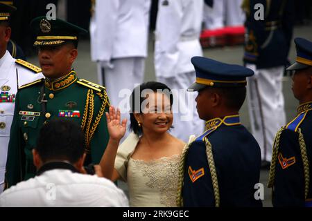 Bildnummer: 54191746 Datum: 30.06.2010 Copyright: imago/Xinhua (100630) -- MANILA, 30 giugno 2010 (Xinhua) -- il presidente uscente Gloria Macapagal Arroyo (C) saluta durante l'inaugurazione del presidente eletto Benigno Aquino a Manila, nelle Filippine, il 30 giugno 2010. Mercoledì Benigno Aquino III ha prestato giuramento come quindicesimo presidente filippino presso la tribuna Quirino di Manila davanti a migliaia di filippini. (Xinhua/Vincent Go)(axy) (9)FILIPPINE-MANILA-INAUGURAZIONE PUBLICATIONxNOTxINxCHN People Politik kbdig xsk 2010 quer premiumd xint o0 Amtsübernahme Bildnummer 54191746 Data Foto Stock