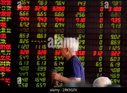 Bildnummer: 54193579 Datum: 30.06.2010 Copyright: imago/Xinhua SHENYANG, 30 giugno 2010 (Xinhua) -- gli investitori guardano i prezzi delle azioni in una borsa di Shenyang, capitale della provincia di Liaoning della Cina nordorientale, 30 giugno 2010. Le azioni cinesi sono diminuite per il sesto giorno di negoziazione consecutivo mercoledì dopo essere crollate a un minimo di 14 mesi martedì. L'indice composito di Shanghai è sceso di 28,68 punti, o del 1,18%, a 2.398,37 punti. L'indice dei componenti di Shenzhen ha perso il 1,28%, o 121,97 punti, per chiudere a 9.386,94 punti. (Xinhua/Zhang Wenkui) (wyo) CINA-STOCK-DOWN TREND (CN) PUBLICATIONxNOT Foto Stock