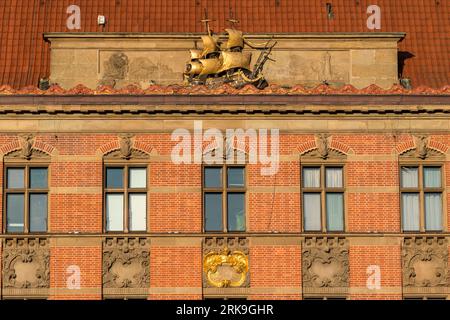 Facciata della Banca nazionale della Polonia dettagli architettonici a Danzica, Polonia, Europa, UE Foto Stock