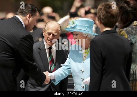 Bildnummer: 54196177  Datum: 30.06.2010  Copyright: imago/Xinhua (100701) -- OTTAWA, July 1, 2010 (Xinhua) -- Queen Elizabeth II (2nd R) and her husband Prince Philip (2nd L) are greeted by Canada s Minister of Heritage James Moore at the Canadian Museum of Nature in Ottawa, Ontario, Canada, on June 30, 2010. Queen Elizabeth and Prince Philip are on a royal tour of Canada from June 28 to July 6. (Xinhua/Christopher Pike)(axy) (1)CANADA-OTTAWA-QUEEN ELIZABETH II-VISIT PUBLICATIONxNOTxINxCHN People Entertainment Königshaus Adel kbdig xdp premiumd xint 2010 quer  o0 GBR    Bildnummer 54196177 Dat Stock Photo