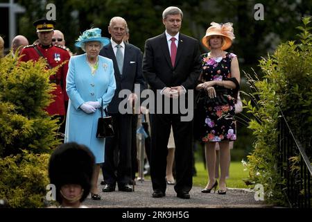 Bildnummer: 54196180  Datum: 30.06.2010  Copyright: imago/Xinhua (100701) -- OTTAWA, July 1, 2010 (Xinhua) -- Queen Elizabeth (2nd L), her husband Prince Philip (C), Canada s Prime Minister Stephen Harper (2nd R) and his wife Laureen Harper go to a garden reception at Rideau Hall, the official residence of the Queen, in Ottawa, Ontario, Canada, on June 30, 2010. Queen Elizabeth and Prince Philip are on a royal tour of Canada from June 28 to July 6. (Xinhua/Christopher Pike)(axy) (2)CANADA-OTTAWA-QUEEN ELIZABETH II-VISIT PUBLICATIONxNOTxINxCHN People Entertainment Königshaus Adel kbdig xdp prem Stock Photo