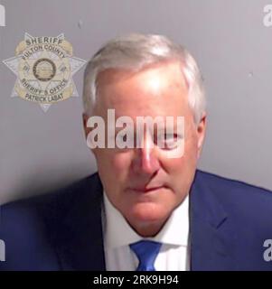 L'ex capo di stato maggiore della Casa Bianca, Mark Meadows, è stato prenotato nella prigione della contea di Fulton. Prima della sua resa, a Meadows fu concessa una cauzione di 100.000 dollari dall'ufficio del procuratore e dalla corte. Meadows è accusato di aver violato l'atto RICO dello stato e di aver sollecitato la violazione del giuramento da parte di un funzionario pubblico. (Fulton Co Foto dell'ufficio dello sceriffo) Foto Stock