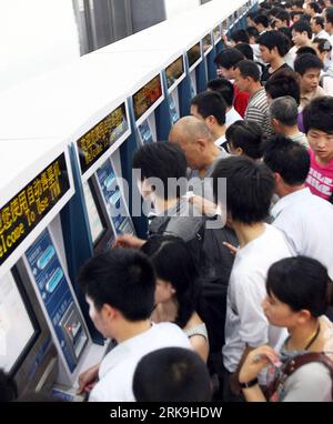 Bildnummer: 54197342  Datum: 01.07.2010  Copyright: imago/Xinhua (100702) -- SUZHOU, July 2, 2010 (Xinhua) -- Passengers buy train tickets by self-operating the automatic ticket-sales machine inside the waiting hall of the new Suzhou Railway Station, as its new waiting hall is put into use after a grand refurbishment project, which started as of November 2007 and involves a total investment of some 2.3 billion RMB yuan, to meet the demand for Shanghai-Nanjing intercity highs-speed railway, in Suzhou, east China s Jiangsu Province, July 1, 2010. The new high-speed rail service with trains runni Stock Photo