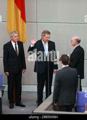 100702 -- BERLIN, July 2, 2010 Xinhua -- Newly elected German President Christian Wulff 2nd L raises his arm during a sworn-in ceremony in Berlin July 2, 2010. Christian Wulff, nominated by Angela Merkel s coalition government, won the German presidential election on Wednesday evening. On the right:  Norbert Lammert Xinhua/Luo Huanhuan nxl GERMANY-BERLIN-WULFF-INAUGURATION PUBLICATIONxNOTxINxCHN Stock Photo