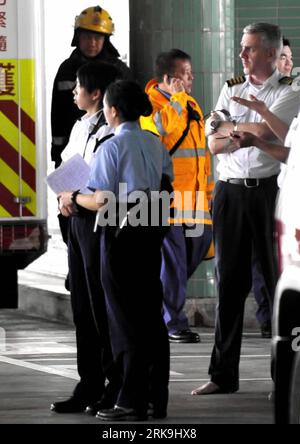 Bildnummer: 54199539  Datum: 03.07.2010  Copyright: imago/Xinhua (100703) -- HONG KONG, July 3, 2010 (Xinhua) -- A crew member of the crashed helicopter (1st R) talks with rescuers in Hong Kong, south China, July 3, 2010. The helicopter crashed into the sea area between the Hong Kong Island and the Kowloon Peninsular on Saturday noon, and all 13 persons onboard have been rescued, sustaining slight injuries, the city s police told Xinhua. (Xinhua/Huang Xiaoyong) (wjd) (2)CHINA-HONG KONG-HELICOPTER-CRASH (CN) PUBLICATIONxNOTxINxCHN Gesellschaft Unglück Absturz Helikopter Hubschrauber kbdig xsp 2 Stock Photo