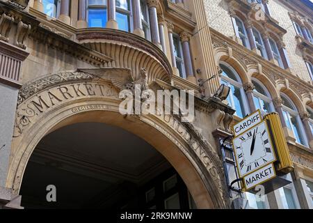 Arco e orologio dell'ingresso principale del mercato interno di Cardiff, St Mary's Street. . Preso nell'agosto 2023. cim Foto Stock