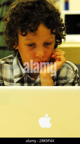 Bildnummer: 54219206 Datum: 10.07.2010 Copyright: imago/Xinhua (100710) - SHANGHAI, 10 luglio 2010 (Xinhua) - Un ragazzo sperimenta il prodotto Apple al flagship store Apple nel distretto di Lujiazui nella municipalità di Shanghai della Cina orientale, 10 luglio 2010. Il primo flagship store Apple a Shanghai, che vende prodotti Apple e offre supporto tecnico gratuito ai clienti, è stato aperto sabato. (Xinhua) (mcg) CHINA-SHANGHAI-APPLE FLAGSHIP STORE-OPEN (CN) PUBLICATIONxNOTxINxCHN Wirtschaft China Apple kbdig xcb 2010 hoch o0 computer laptop MacBook Kind Bildnummer 54219206 Date 10 07 2010 Copyright IM Foto Stock