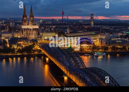 Colonia Germania, ponte e cattedrale di Colonia vista aerea di notte Foto Stock