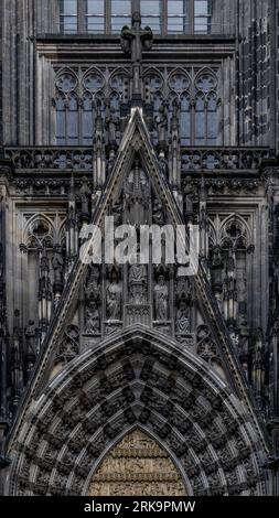 Cattedrale di Colonia da vicino dettagli di architettura e lavori in pietra. lavori in muratura e arcate nella storica cattedrale di colonia in germania. Foto Stock