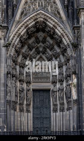 Cattedrale di Colonia da vicino dettagli di architettura e lavori in pietra. lavori in muratura e arcate nella storica cattedrale di colonia in germania. Foto Stock