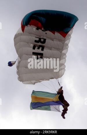 Bildnummer: 54227662  Datum: 14.07.2010  Copyright: imago/Xinhua  A French paratrooper attends the France s Bastille Day military parade held in Paris, capital of France, on July 14, 2010. French President Nicolas Sarkozy and leaders from 13 African countries attended the military parade marking France s Bastille Day on July 14. (Xinhua/Zhang Yuwei) (lyi) (19)FRANCE-PARIS-BASTILLE DAY-MILITARY PARADE PUBLICATIONxNOTxINxCHN Gesellschaft Nationalfeiertag FRA kbdig xub 2010 hoch o0 Fallschirmspringer Fallschirm    Bildnummer 54227662 Date 14 07 2010 Copyright Imago XINHUA a French Paratrooper Att Stock Photo