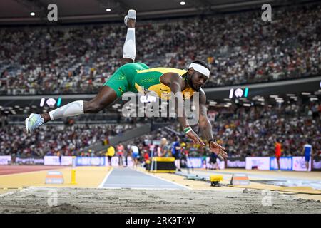 Carey McLeod della Giamaica scivolò nella finale maschile di salto in lungo durante i Campionati mondiali di atletica leggera a Budapest, in Ungheria, giovedì 24 agosto 2023. Foto: Jessica Gow / TT / kod 10070 Foto Stock