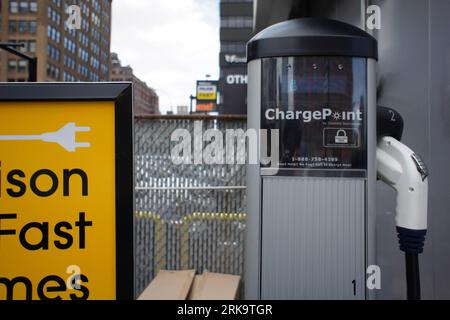 Bildnummer: 54231594 Datum: 15.07.2010 Copyright: imago/Xinhua (100715) -- NEW YORK, 15 luglio 2010 (Xinhua) -- foto scattata il 15 luglio 2010 mostra la prima stazione di ricarica per veicoli elettrici di ChargePoint Network a Manhattan, New York, Stati Uniti. Coulomb Technologies ha annunciato mercoledì l'installazione della sua prima stazione di ricarica pubblica per veicoli elettrici (EV) a New York City, parte del programma ChargePoint America da 37 milioni di dollari. Coulomb prevede inoltre di installare centinaia di stazioni di ricarica EV in tutta New York City dove verranno utilizzate b Foto Stock