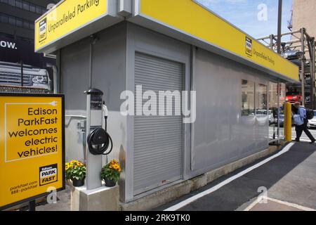 Bildnummer: 54231596 Datum: 15.07.2010 Copyright: imago/Xinhua (100715) -- NEW YORK, 15 luglio 2010 (Xinhua) -- foto scattata il 15 luglio 2010 mostra la prima stazione di ricarica per veicoli elettrici di ChargePoint Network a Manhattan, New York, Stati Uniti. Coulomb Technologies ha annunciato mercoledì l'installazione della sua prima stazione di ricarica pubblica per veicoli elettrici (EV) a New York City, parte del programma ChargePoint America da 37 milioni di dollari. Coulomb prevede inoltre di installare centinaia di stazioni di ricarica EV in tutta New York City dove verranno utilizzate b Foto Stock