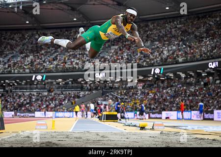 Carey McLeod della Giamaica scivolò nella finale maschile di salto in lungo durante i Campionati mondiali di atletica leggera a Budapest, in Ungheria, giovedì 24 agosto 2023. Foto: Jessica Gow / TT / kod 10070 Foto Stock