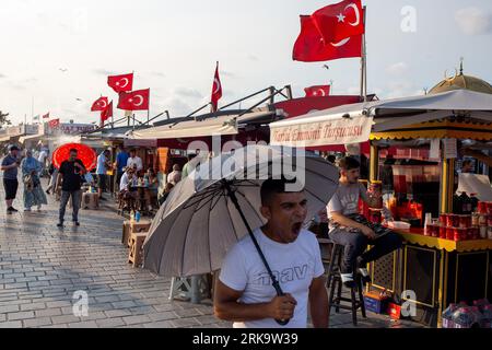 24 agosto 2023: Vita quotidiana a Istanbul nonostante i tassi di inflazione in aumento il 24 agosto 2023 in Turchia. La Banca centrale turca ha aumentato il suo tasso di politica dal 17,5% al 25%, mantenendo la promessa di inasprirsi. L'inflazione dall'altra parte è diminuita da quando ha raggiunto il 85% nell'ottobre 2022, ma è passata dal 38% di giugno di quest'anno a quasi il 48% di luglio. (Immagine di credito: © tolga Ildun/ZUMA Press Wire) SOLO USO EDITORIALE! Non per USO commerciale! Foto Stock