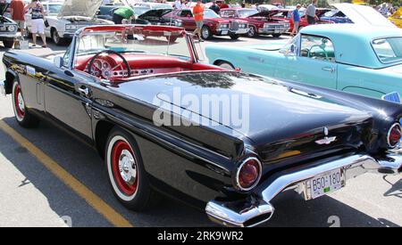 Bildnummer: 54238608  Datum: 19.07.2010  Copyright: imago/Xinhua (100719) -- VANCOUVER, July 19, 2010 (Xinhua) -- A classic car is seen on display in the parking lot of a Coquitlam grocery store in Suburban Vancouver, July 19, 2010. More than 100 classic cars, mainly made in the 1950s and 1960s were displayed on the show. (Xinhua/Huang Xiaonan) (zx) (6)CANADA-VANCOUVER-CLASSIC CARS-SHOW PUBLICATIONxNOTxINxCHN Gesellschaft Verkehr Strasse Autoshow Auto Oldtimer Oldtimershow Messe Oldtimermesse kbdig xub 2010 quer premiumd xint o0 Ford Thunderbird    Bildnummer 54238608 Date 19 07 2010 Copyright Stock Photo