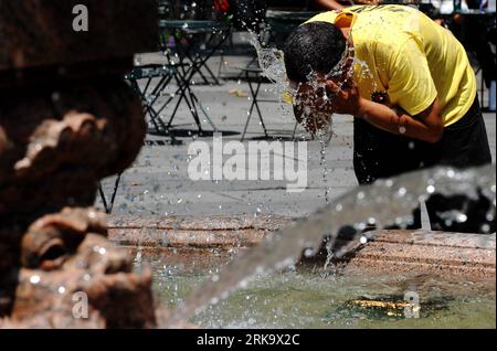 Bildnummer: 54239089 Datum: 19.07.2010 Copyright: imago/Xinhua (100719) -- NEW YORK, 19 luglio 2010 (Xinhua) -- Un uomo si raffredda in una fontana a New York, negli Stati Uniti, 19 luglio 2010. L'onda di calore che porta la temperatura sopra i 90 gradi Fahrenheit continua questa settimana e non c'è segno di abbandono. (Xinhua/Shen Hong) (1)U.S.-NEW YORK-HEATWAVE PUBLICATIONxNOTxINxCHN Gesellschaft Wetter Sommer Jahreszeit Wasser Abkühlung Hitze Brunnen kbdig xng 2010 quer premiumd xint o0 Hitzewelle Bildnummer 54239089 Date 19 07 2010 Copyright Imago XINHUA New York 19 luglio 2010 XINHUA Man C. Foto Stock