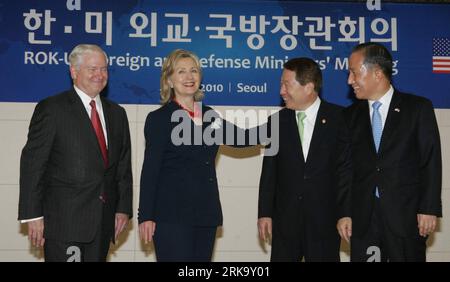 Bildnummer: 54244460 Datum: 21.07.2010 Copyright: imago/Xinhua (100721) -- SEOUL, 21 luglio 2010 (Xinhua) -- il ministro degli Esteri sudcoreano Yu Myung-hwan (2nd R), il ministro della difesa Kim Tae-Young (1st R) e il segretario di Stato americano Hillary Clinton (2nd L), il segretario alla difesa statunitense Robert Gates parlano prima della loro riunione a Seul, 21 luglio 2010. Mercoledì i diplomatici e i funzionari della difesa della Corea del Sud e degli Stati Uniti hanno avvertito di gravi conseguenze in caso di ulteriori provocazioni da parte della Repubblica democratica popolare di Corea (RPDC) e hanno annunciato un piano per introdurre nuove sanzioni Foto Stock