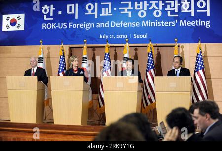 Bildnummer: 54244461  Datum: 21.07.2010  Copyright: imago/Xinhua (100721) -- SEOUL, July 21, 2010 (Xinhua) -- South Korean Foreign Minister Yu Myung-hwan (2nd R), Defense Minister Kim Tae-young (1st R) and U.S. Secretary of State Hillary Clinton (2nd L), U.S. Defense Secretary Robert Gates hold a joint press conference after their meeting in Seoul, July 21, 2010. Top diplomats and defense officials from South Korea and the United States on Wednesday warned of serious consequences in case of the Democratic People s Republic of Korea (DPRK) s further provocations and announced a plan to introduc Stock Photo