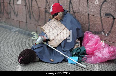 Bildnummer: 54245277  Datum: 21.07.2010  Copyright: imago/Xinhua (100722) -- SANTIAGO, July 22, 2010 (Xinhua) -- A beggar is seen in Santiago, capital of Chile, on July 21, 2010. Chilean President Sebastian Pinera pledged to put an end to extreme poverty in the country. The Economic Commission of Latin America and the Caribbean (ECLAC) sees an annual increase of 4.3 percent in Chile s economy of this year.(Xinhua/Jorge Villegas)(ybg) (3)CHILE-SANTIAGO-ECONOMY-POVERTY PUBLICATIONxNOTxINxCHN Gesellschaft Land Leute Armut Obdachlose Bettler Premiumd xint kbdig xub 2010 quer     Bildnummer 5424527 Stock Photo