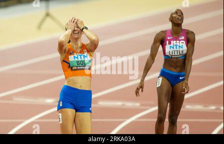 Femke Bol (sinistra) dei Paesi Bassi celebra la vittoria della finale femminile dei 400 m ostacoli il sesto giorno dei Campionati mondiali di atletica leggera presso il National Athletics Centre di Budapest, Ungheria. Data foto: Giovedì 24 agosto 2023. Foto Stock