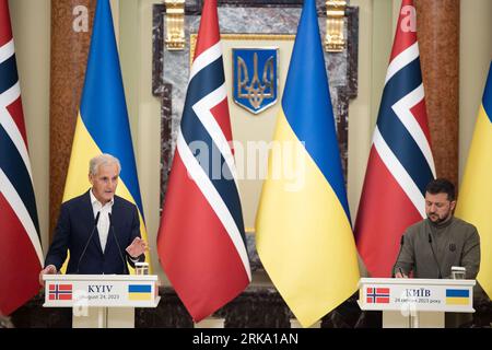 Kiev, Ucraina. 24 agosto 2023. Il primo ministro norvegese Jonas Gahr Store (L) parla mentre il presidente ucraino Volodymyr Zelensky (R) ascolta durante una conferenza stampa sul 32 ° giorno dell'indipendenza dell'Ucraina a Kiev, in Ucraina, giovedì 24 agosto 2023. Foto del presidente ucraino Ufficio Stampa/ credito: UPI/Alamy Live News Foto Stock