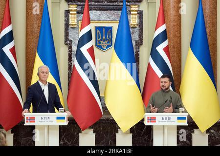 Kiev, Ucraina. 24 agosto 2023. Il primo ministro norvegese Jonas Gahr Store (L) ascolta mentre il presidente ucraino Volodymyr Zelensky (R) parla durante una conferenza stampa sul 32 ° giorno dell'indipendenza dell'Ucraina a Kiev, in Ucraina, giovedì 24 agosto 2023. Foto del presidente ucraino Ufficio Stampa/ credito: UPI/Alamy Live News Foto Stock