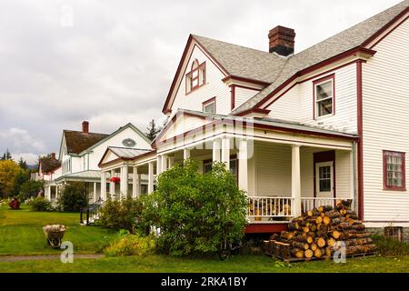 Haines, Alaska, USA - 24 settembre 2018: Case in legno restaurate a Fort Seward, un punto di riferimento storico di Haines. Foto Stock