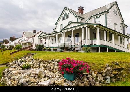 Haines, Alaska, USA - 24 settembre 2018: Case in legno restaurate a Fort Seward, un punto di riferimento storico di Haines. Foto Stock