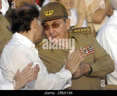 Bildnummer: 54254431 Datum: 26.07.2010 Copyright: imago/Xinhua (100726) - SANTA CLARA, 26 luglio 2010 (Xinhua) - il presidente cubano Raul Castro (R) chiacchiera con il ministro venezuelano dell'energia elettrica Ali Rodriguez durante un evento che segna il 57° anniversario dell'inizio della rivoluzione cubana a Santa Clara, Cuba, 26 luglio 2010. Decine di migliaia di cubani hanno celebrato qui lunedì il 57° anniversario della giornata Nazionale della ribellione, in ricordo di un attacco di guerriglia guidato dall'ex leader cubano Fidel Castro. (Xinhua/Joaquin Hernandez) (3)CUBA-SANTA CLARA-FESTA NAZIONALE DELLA RIBELLIONE Foto Stock