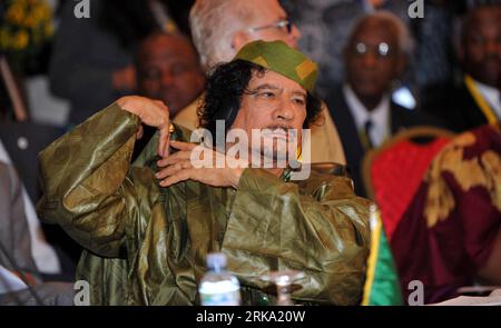 Bildnummer: 54256509 Datum: 25.07.2010 Copyright: imago/Xinhua (100727) -- KAMPALA, 27 luglio 2010 (Xinhua) -- il leader libico Muammar Gheddafi partecipa al XV vertice dell'Unione Africana a Kampala, capitale dell'Uganda, 25 luglio 2010. L'Unione Africana (UA) ha iniziato il suo quindicesimo vertice domenica nella capitale ugandese di Kampala per discutere la salute e lo sviluppo delle madri, dei neonati e dei bambini in Africa. (Xinhua/Zhao Yingquan) (axy) UGANDA-KAMPALA-AU SUMMIT-MUAMMAR GHEDDAFI PUBLICATIONxNOTxINxCHN People Politik premiumd xint kbdig xsk 2010 quer Bildnummer 54256509 Data 25 07 2010 Copyright Imago XIN Foto Stock