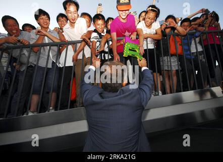 Bildnummer: 54256517 Datum: 27.07.2010 Copyright: imago/Xinhua (100727) -- SHANGHAI, 27 luglio 2010 (Xinhua) -- l'ex primo ministro britannico Tony Blair stringe la mano ai turisti al World Expo Park nella Cina orientale di Shanghai il 27 luglio 2010. Il martedì di Londra ha dato il via al conto alla rovescia di due anni per i Giochi Olimpici del 2012 presso il Britain Pavilion presso l'Expo Mondiale di Shanghai, infondendo l'Expo con lo spirito dei Giochi. (Xinhua/Niu Yixin) (wxy) (1)WORLD EXPO-SHANGHAI-TONY BLAIR(CN) PUBLICATIONxNOTxINxCHN People Politik Weltausstellung kbdig xsk 2010 quer premiumd xint Bildnummer 54256 Foto Stock