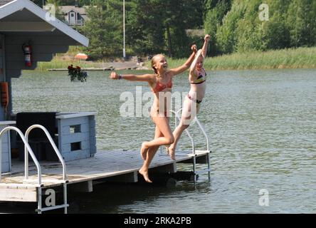 Bildnummer: 54260213 Datum: 26.07.2010 Copyright: imago/Xinhua (100728) -- HELSINKI, 28 luglio 2010 (Xinhua) -- due ragazze saltano in mare in una spiaggia vicino a Helsinki, capitale della Finlandia, 28 luglio 2010. Una temperatura estiva raramente elevata di 35 gradi Celsius ha colpito Lahti nella Finlandia meridionale mercoledì, stabilendo un nuovo record di temperatura più alto in Finlandia dal 1934. (Xinhua/Zhao Changchun) (zw) (1)FINLANDIA-HELSINKI-METEO-ONDATA DI CALORE PUBLICATIONxNOTxINxCHN Gesellschaft Land Leute Sommer Jahreszeit kbdig xsk 2010 quer o0 Hitzewelle, Jugend, Schwimmen, Abkühlung Bildnummer 54260213 Data 26 07 201 Foto Stock