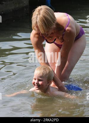 Bildnummer: 54260212 Datum: 26.07.2010 Copyright: imago/Xinhua (100728) -- HELSINKI, 28 luglio 2010 (Xinhua) -- Una madre e suo figlio si raffreddano in un mare vicino a Helsinki, capitale della Finlandia, 28 luglio 2010. Una temperatura estiva raramente elevata di 35 gradi Celsius ha colpito Lahti nella Finlandia meridionale mercoledì, stabilendo un nuovo record di temperatura più alto in Finlandia dal 1934. (Xinhua/Zhao Changchun) (zw) (2)FINLANDIA-HELSINKI-METEO-ONDATA DI CALORE PUBLICATIONxNOTxINxCHN Gesellschaft Land Leute Sommer Jahreszeit kbdig xsk 2010 hoch o0 Hitzewelle, Mutter, Kind, Schwimmen, Abkühlung Bildnummer 54260212 Data Foto Stock