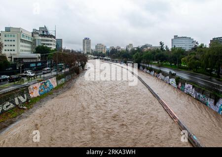 L'alta torbidità del fiume Mapocho a Santiago, durante le intense piogge dell'agosto 2023 nel Cile centrale Foto Stock